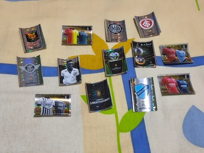 Lote com 13 Figurinhas Brilhantes