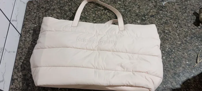 Bolsa rare beaty puffy tote Selena Gomes