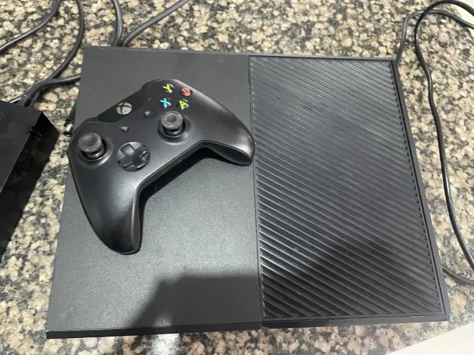 XBOX ONE FAT 365GB - 2 MANETES
