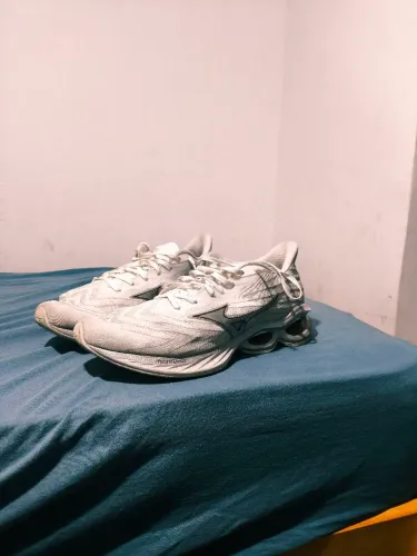 Vendo tênis Mizuno wave creation 25 ,único defeito pequenas manchas na lingueta
