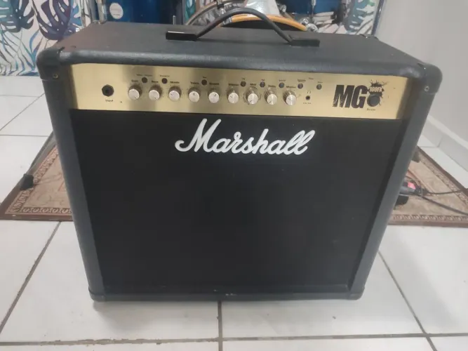 Marshall MG100FX - 100W RMS de potência com Chorus, delay, phaser