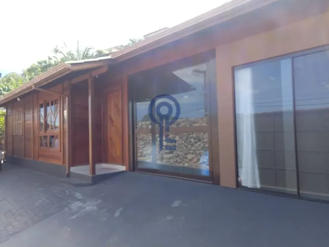 Casa com 2 dormitórios no Morro das Pedras
