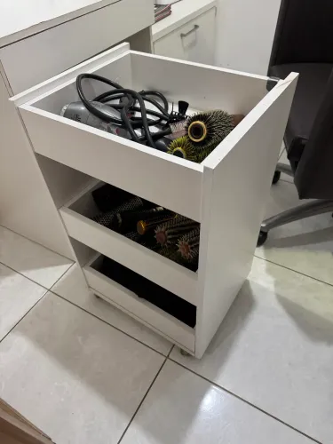 Carrinho auxiliar em mdf, rodinhas de silicone.