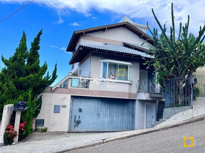 Casa à venda no Centro de São José/SC.