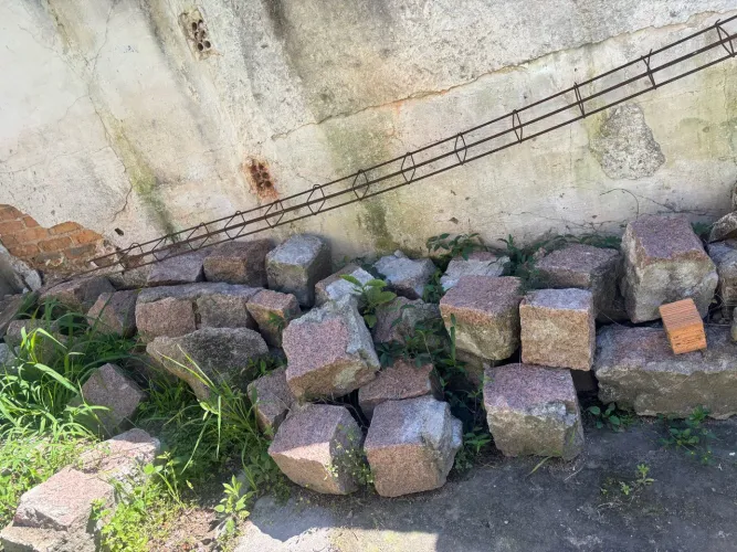 Sobra de obra - tijolos, areia, bloco pedra