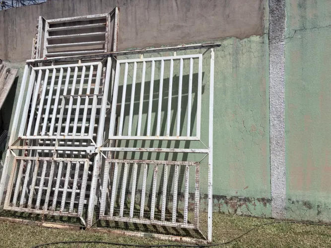 Portão de garagem e grades para muro
