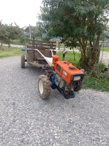 Vendo micro trator Tobata 9cv 4x4. Com rotativa, arado, carreta e sulcador
