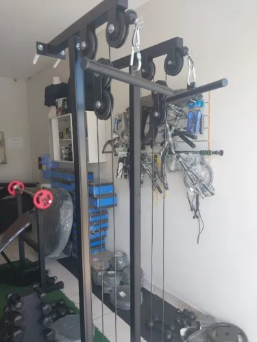 Maquina MONO-CROSS Academia e treino em casa usa anilhas como peso e tem 1 puxador grátis