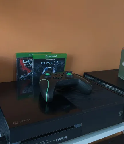Xbox One com controle + 2 jogos 