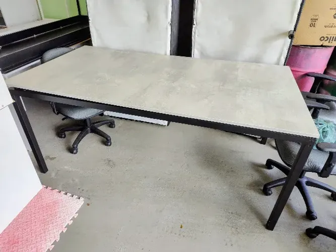Mesa com tampo de madeira e base da Tok & Stok 180x95