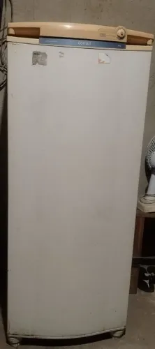 Vendo uma geladeira cônsul 340 litros usada funcionando perfeitamente bem conservada