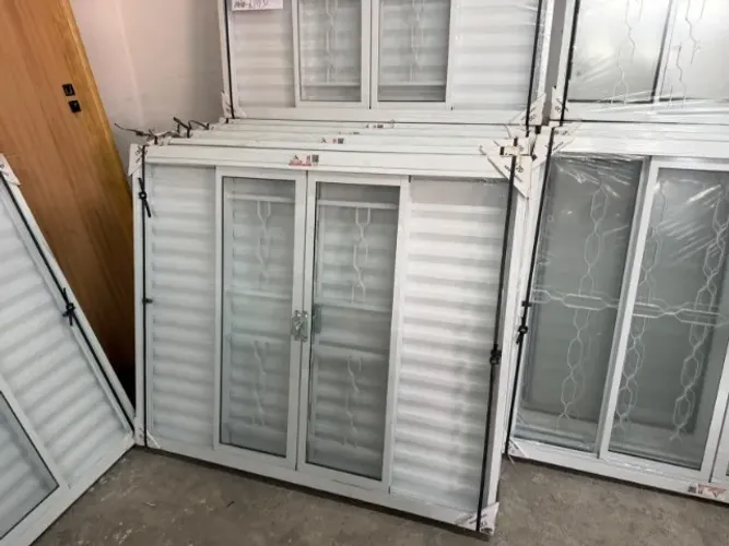 Veneziana de 100x120 de aço branco com grade