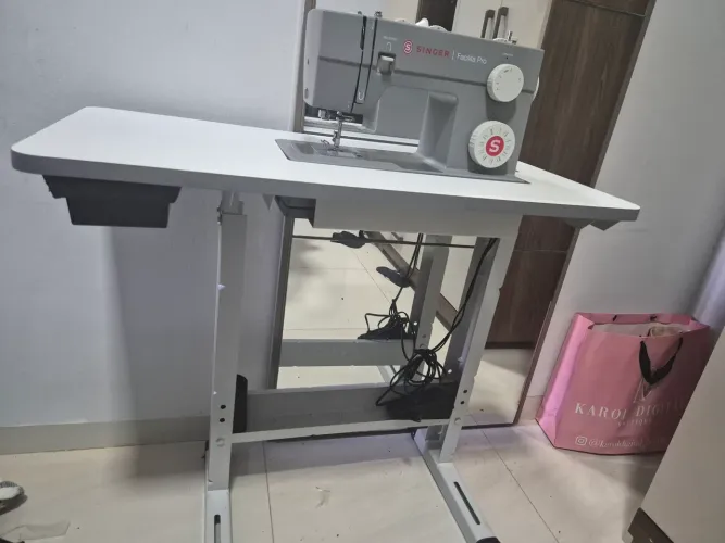 Leia a descrição Máquina de costura Singer facilita Pro com mesa industrial