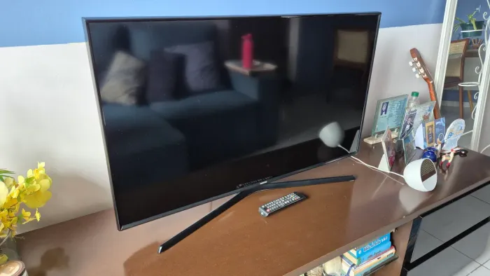 Smart TV Samsung 40 Polegadas Full HD - Perfeita com Controle e Base
