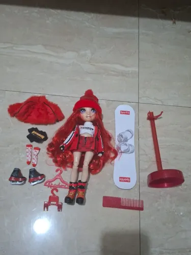 Boneca Rainbow High Ruby Winter Break