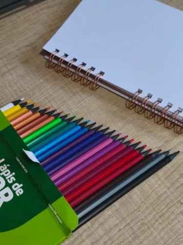 24 lápis de cor novos + caderno de desenho gramatura 180g/m2
