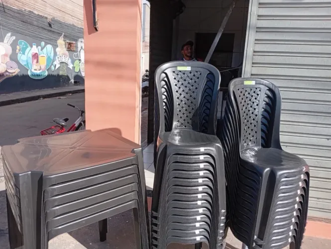 Vende-se jogos4 de mesas e cadeiras, 1 frezzer e uma geladeira. Contato *41