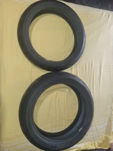 Vendo dois pneus novos.