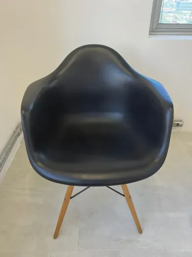 4 uni - Cadeiras com Braço Charles Eames - Valor Original (R$ 676,00)