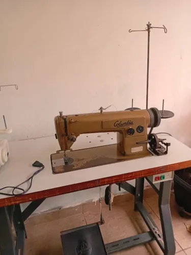 Máquina de costura reta
