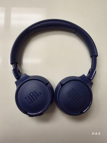 Fone JBL Tune 520 com suporte