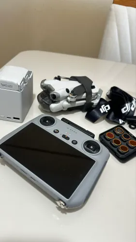 Drone DJI Mini 4 Pro Fly More Combo com câmera 4K 3 baterias (Com Tela)