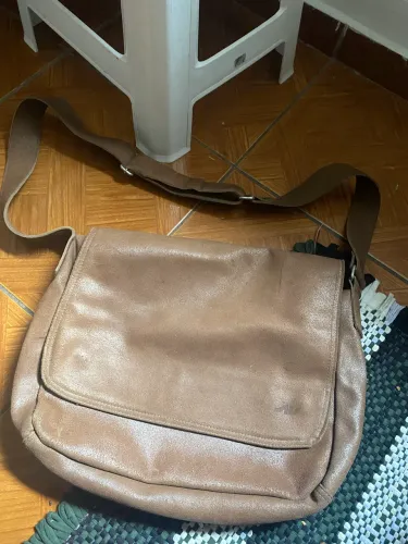 bolsa de ombro marrom em couro