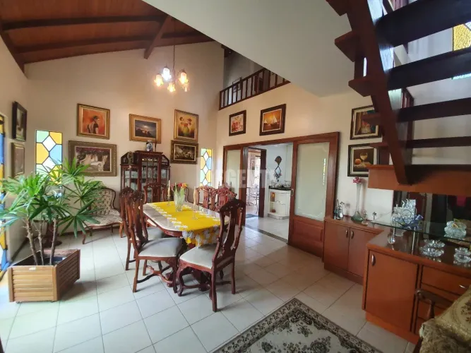 Casa à venda com 4 quartos no bairro Coqueiros em Florianópolis!!
