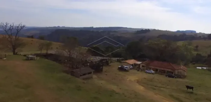 Fazenda com 36 alqueires localizada ao lado da Cuesta, em Pardinho/SP