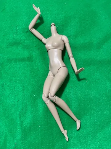 Corpo articulado de boneca genérica tipo Barbie