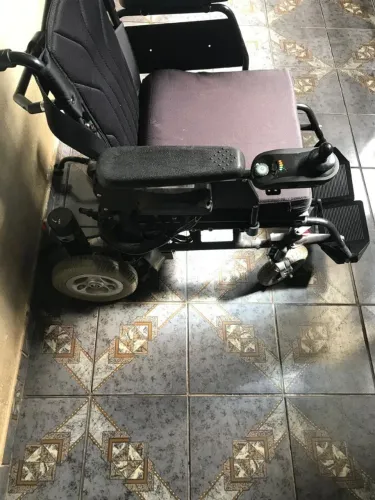 Cadeira de rodas motorizada usada