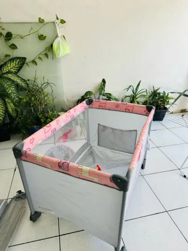 Vendo berço cercado+colchão .