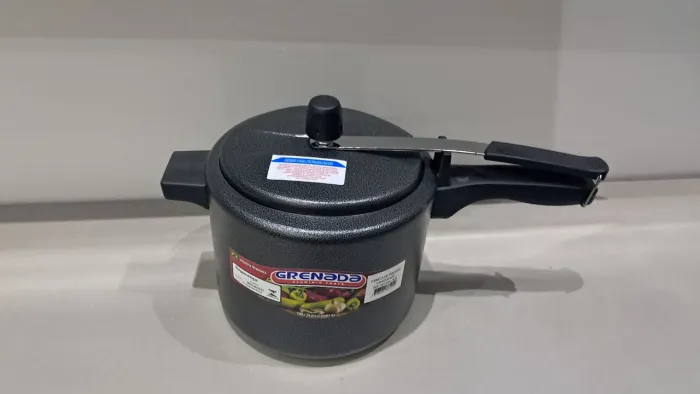 Panela de pressão  Grenada de 4,5 Litros Preta craqueada. Alumínio forte.