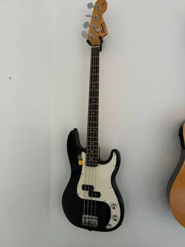 Baixo Squier 4c