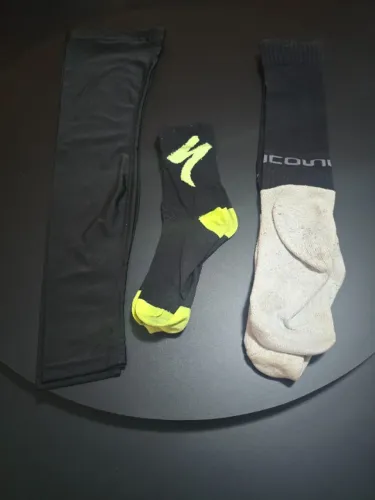Pernito, uma meia usada da specialized e um meião