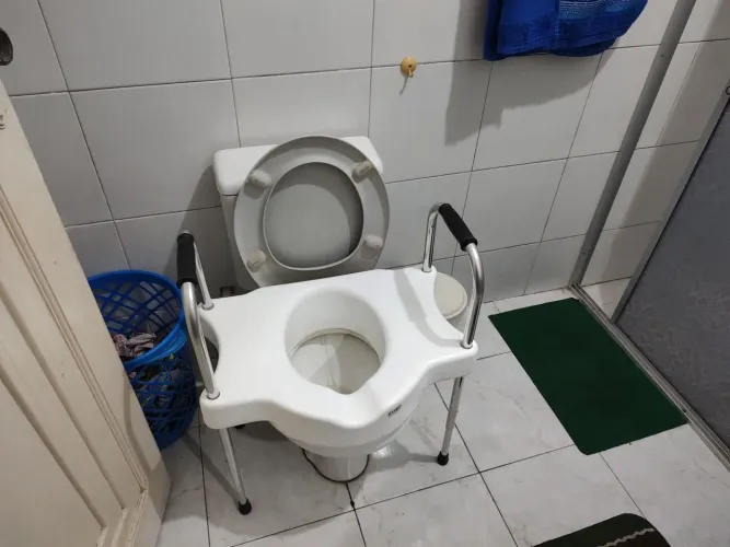 Assento sanitário para idosos