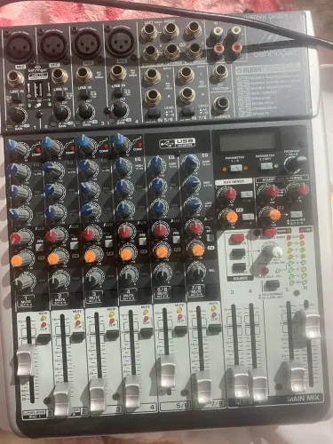 Mesa de som behringer top 