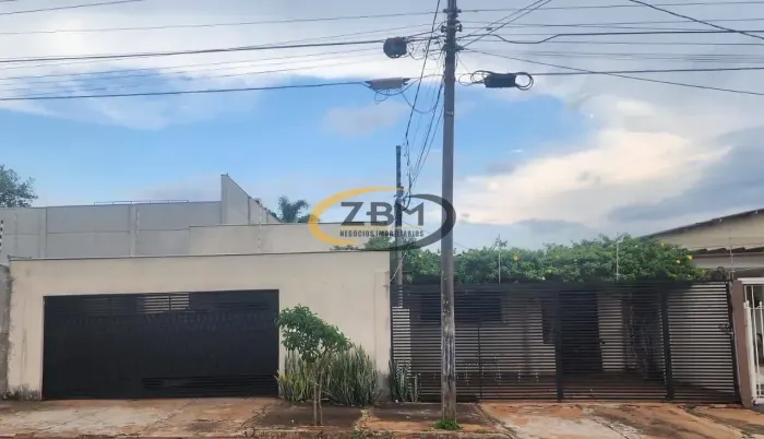 Casa à venda, 05 quartos (01 suíte), 780 m² de terreno e 240 m² de construção, Piscina, Qu