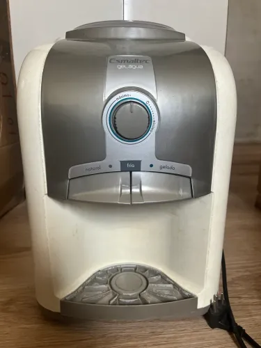 Gela água Esmaltec com compressor