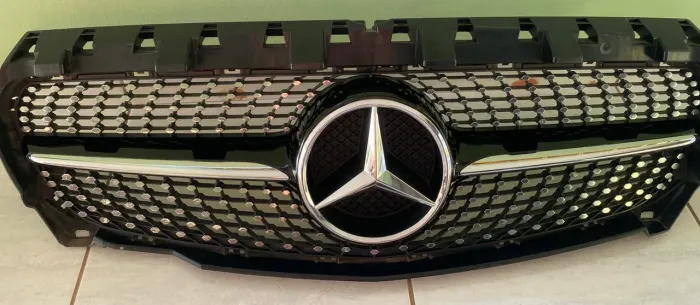 Grade frontal Mercedes c/ Emblema (Original)