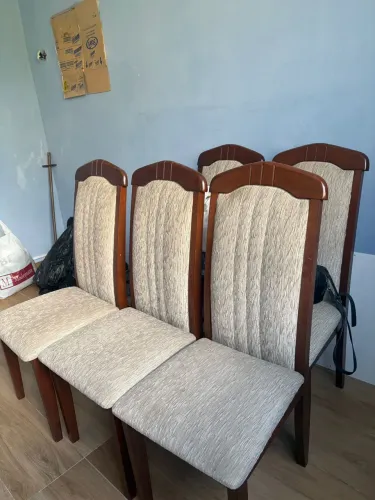 Vendo 6 cadeiras de madeira. Em bom estado de conservação. Ideais para sala de jantar.