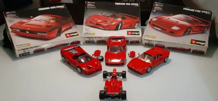 Miniaturas italianas Ferrari 1/18 burago montadas c caixa e manual