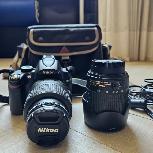 Nikon D5000 + lentes 18-55mm VR e 55-200mm + kit completo