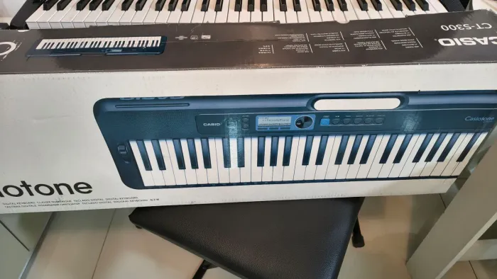 Teclado Casiotone Semi-novo na caixa com suporte e banco acolchoado.