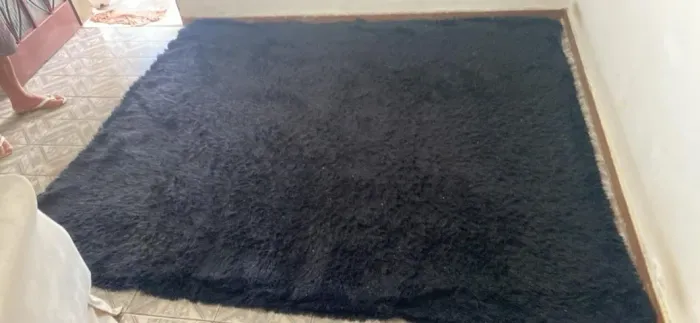LINDO TAPETE DE PELO PRETO GRANDE