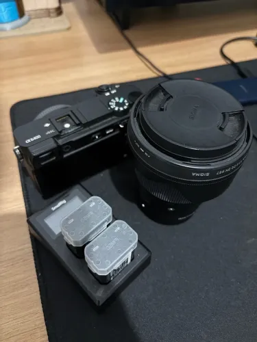 Sony Alpha a6400 + Lente Sigma 16mm f/1.4 + 2 Baterias + Carregador | Kit Completo