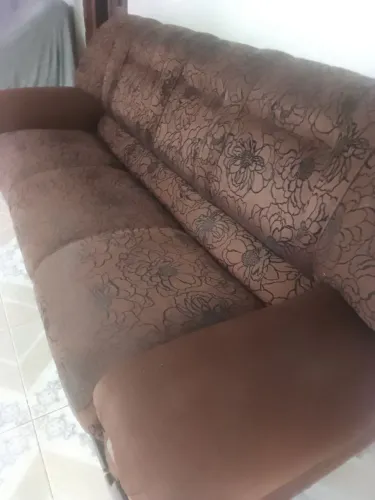 Sofás dois e três lugares marron floral de tecido