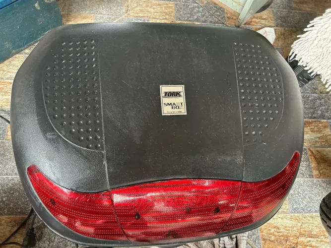 baú (bauleto) para moto de 45 litros, com lente reflexiva vermelha e base de fixação