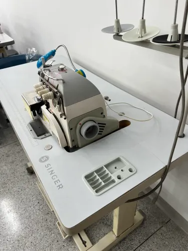 Maquina industrial overloque