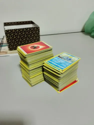 aproximadamente 566 cartas pokemon borda amarela